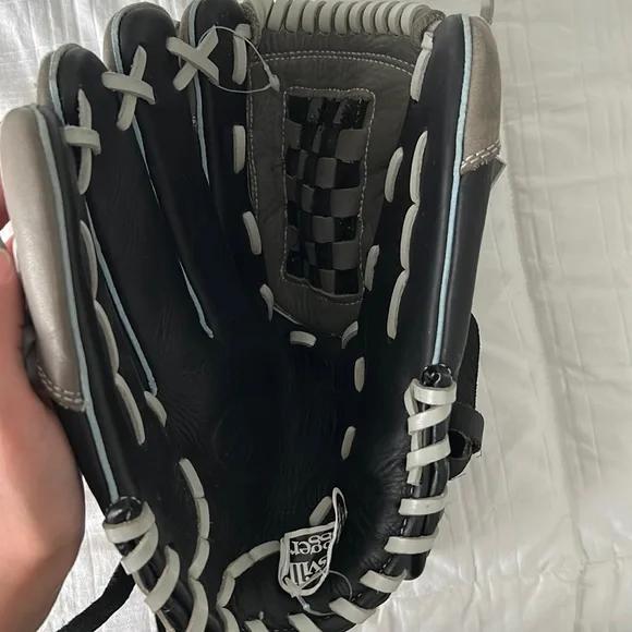 BRAND NEW LOUISVILLE SLUGGER BASEBALL GLOVE - Picture 3 of 5